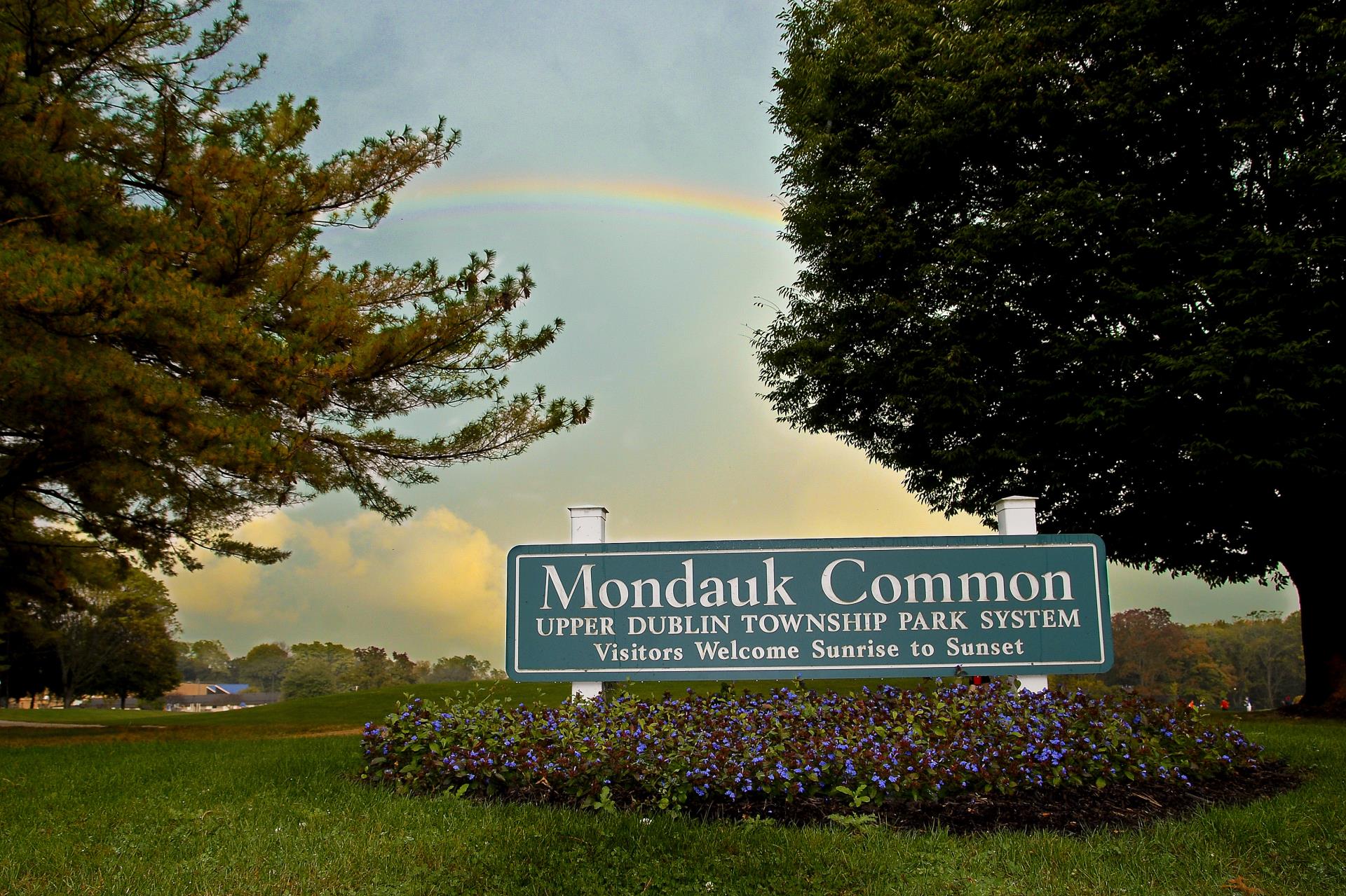 Mondauk Common green sign with rainbow